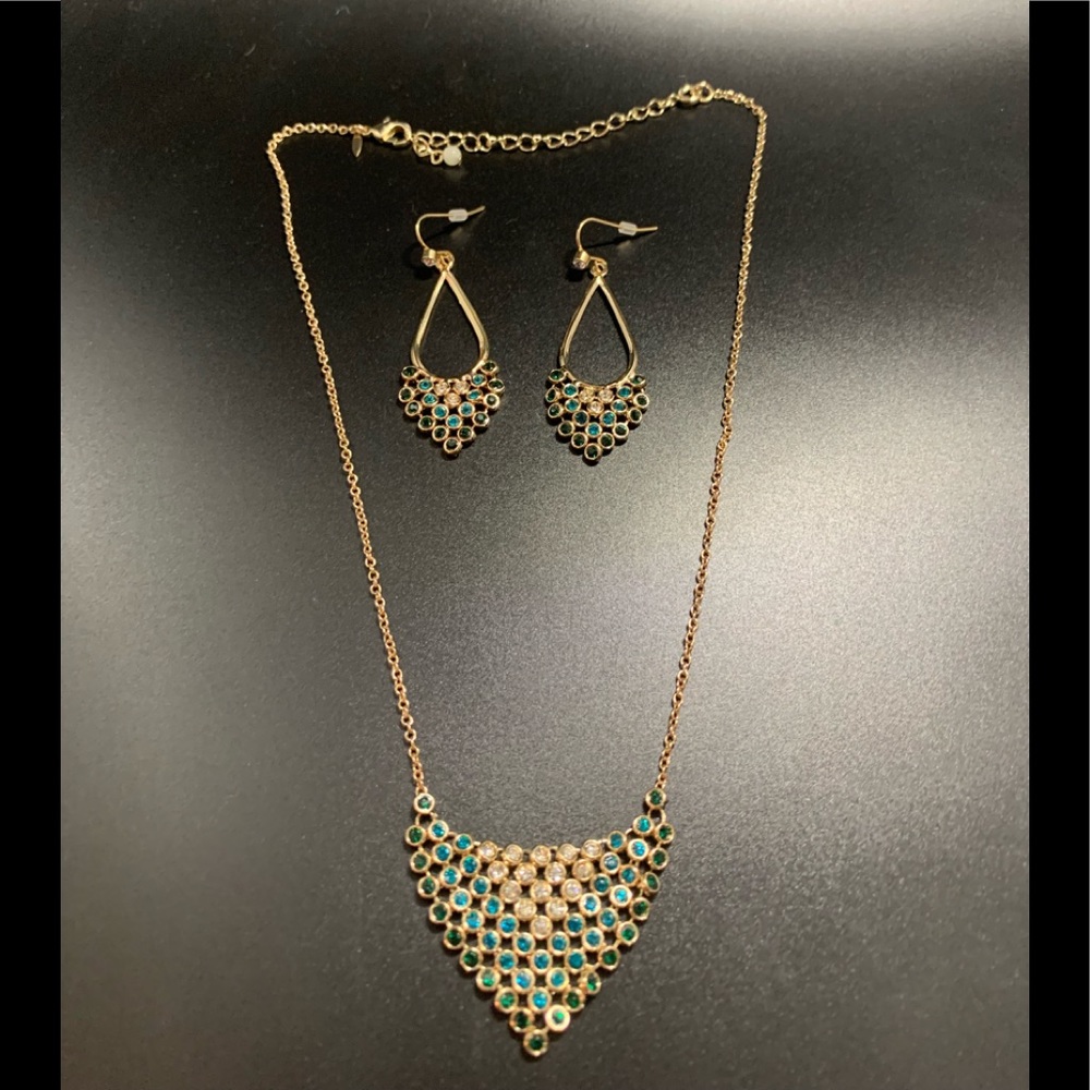 Avon SAQ Gold necklace and teardrop earring set